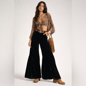 🖤 On-Trend FW2026🖤
Free People—Wide-leg velvet pants w/hidden side zipper NWT